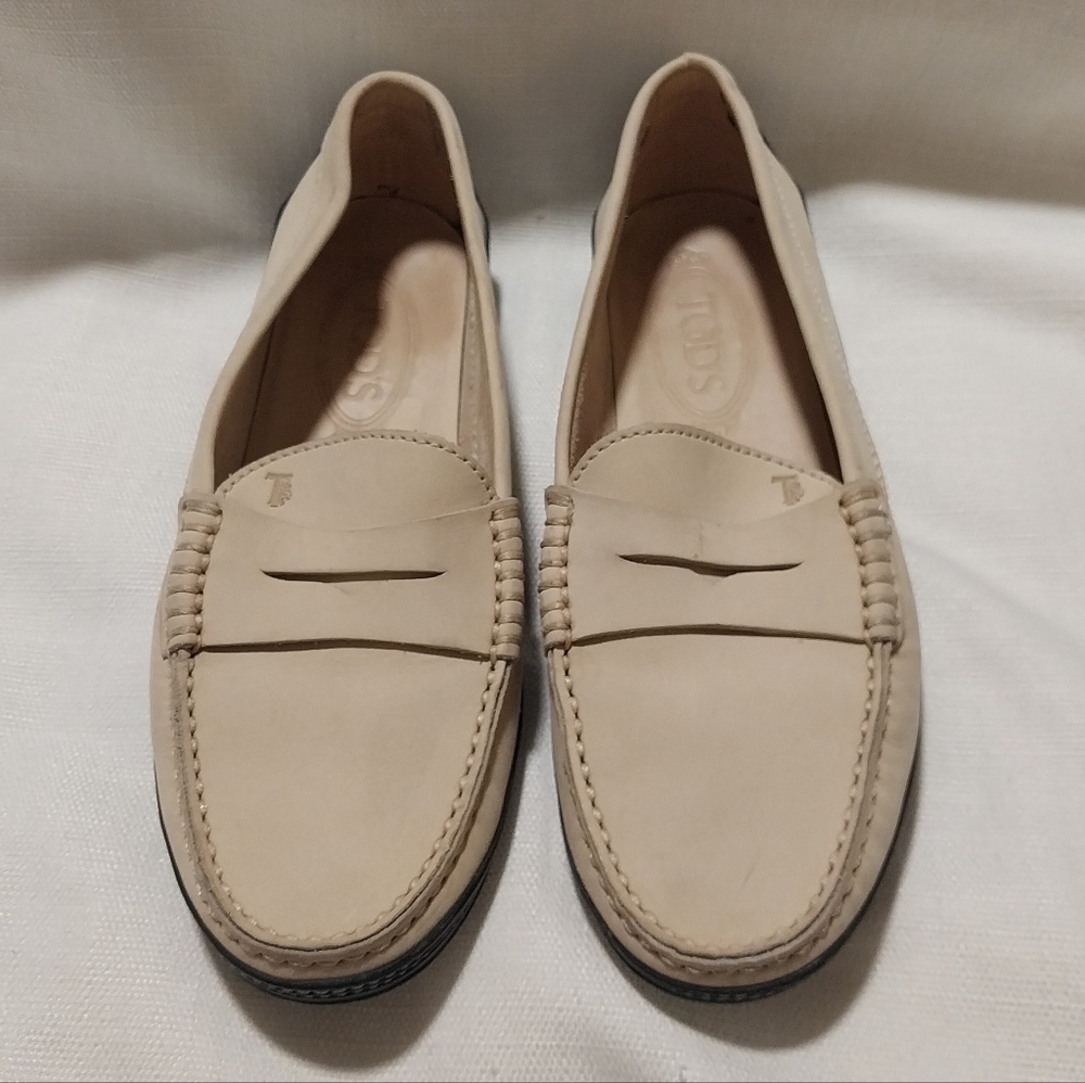 Tod's Women's Pale Yellow Preppy Penny Loafer Driving Moc Shoes